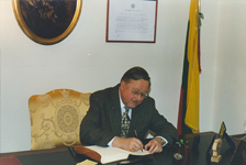 Il Presidente Landsbergis firma il Libro deli ospiti al Consolato di Venezia.