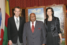 Il Presidente etiope Girma Wolde Giorgis con l’Ambasciatore e Signora Bertoldi.