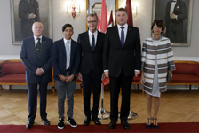 Foto ufficiale dell'Ambasciatore con famiglia e Consigliere d'Ambasciata e Presidente della Repubblica di Lettonia.