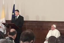 Il Presidente di Lettonia saluta il Papa.