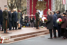 Cerimonia dei fiori con gli Ambasciatori accreditati in Lettonia che rendono omaggio ai Caduti per la libertà