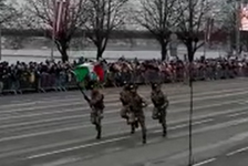 Parata militare con presenta di contingenti NATO (Bersaglieri italiani